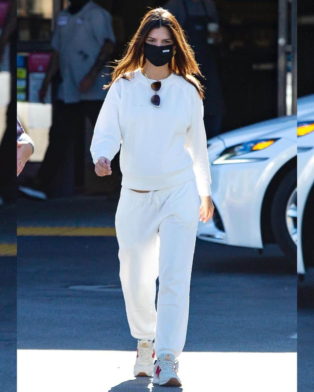 Just Jaredさんのインスタグラム写真 - (Just JaredInstagram)「Pregnant @emrata keeps cozy in sweats while out running errands with friends.  #EmilyRatajkowski Photos: Backgrid」11月30日 10時59分 - justjared