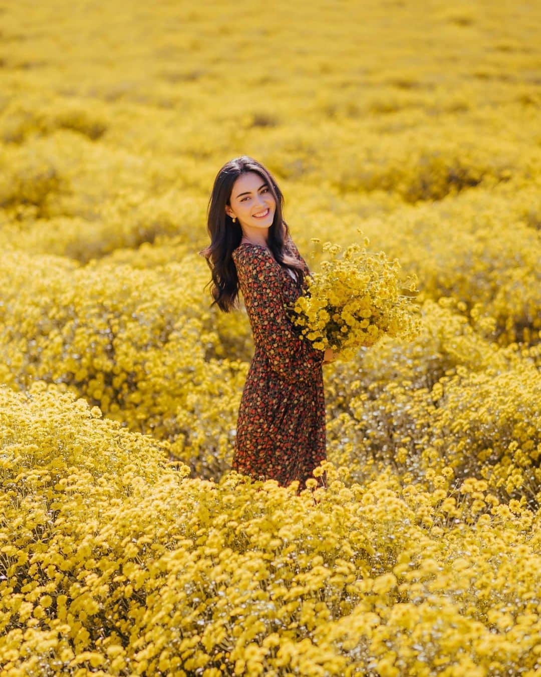 マイ・ダーウィカーのインスタグラム：「My Happiness ❤️🐒✨🌈☁️ #ดาวินักท่องเที่ยว」