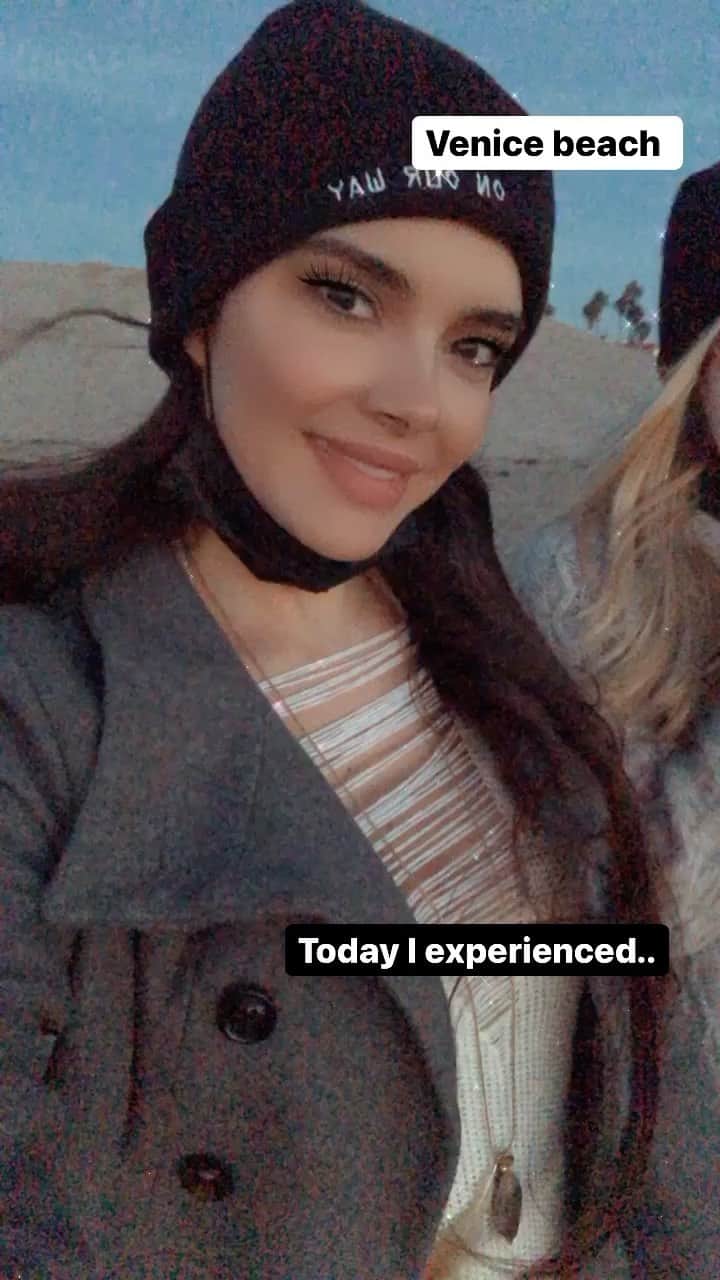 パオラ・ポーリンのインスタグラム：「Venice beach sunset, full moon and amazing friends ⛵️🧡🌕 @andreabucko @sienaoberman」