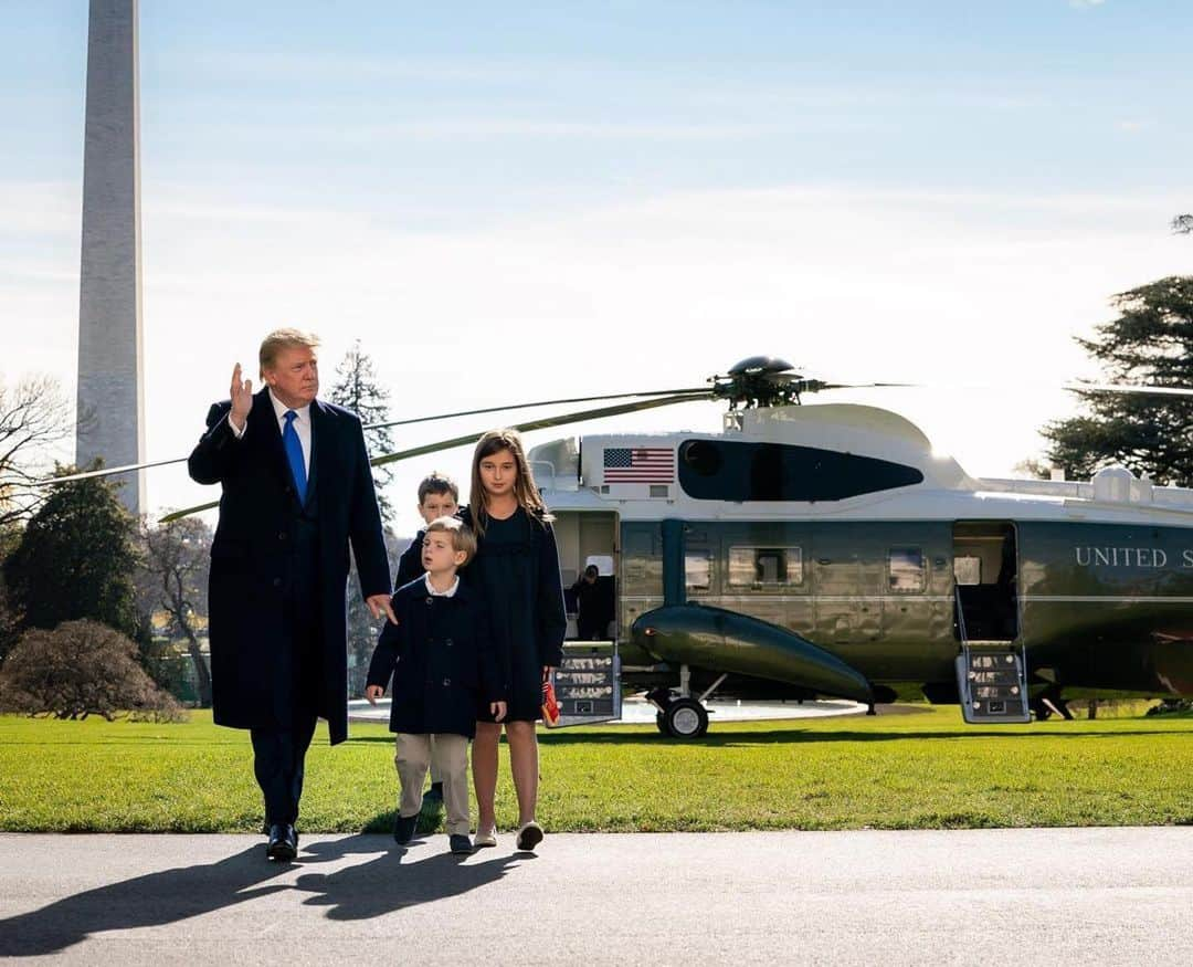 ドナルド・トランプさんのインスタグラム写真 - (ドナルド・トランプInstagram)「Thank you, Ivanka! #Repost @ivankatrump ・・・ Deeply thankful for our President and my family this holiday season!」11月30日 11時02分 - realdonaldtrump