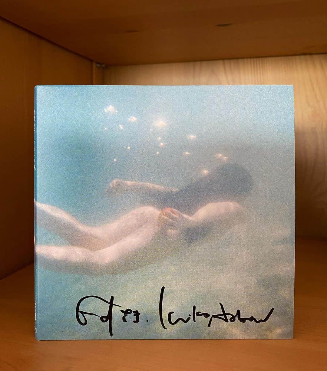 エドツワキさんのインスタグラム写真 - (エドツワキInstagram)「僕にはアルバム一枚が大きな一曲に感じられる、青葉市子の新作が素晴らしい。共同プロデュースの太郎 @taroumebayashi のエッセンスも随所に感じる。2020年も捨てたもんじゃなかったと思わせてくれた。裸身で南の海を泳ぐジャケットも美しい。 #青葉市子 #アダンの風 #梅林太郎」11月30日 11時14分 - ed_tsuwaki