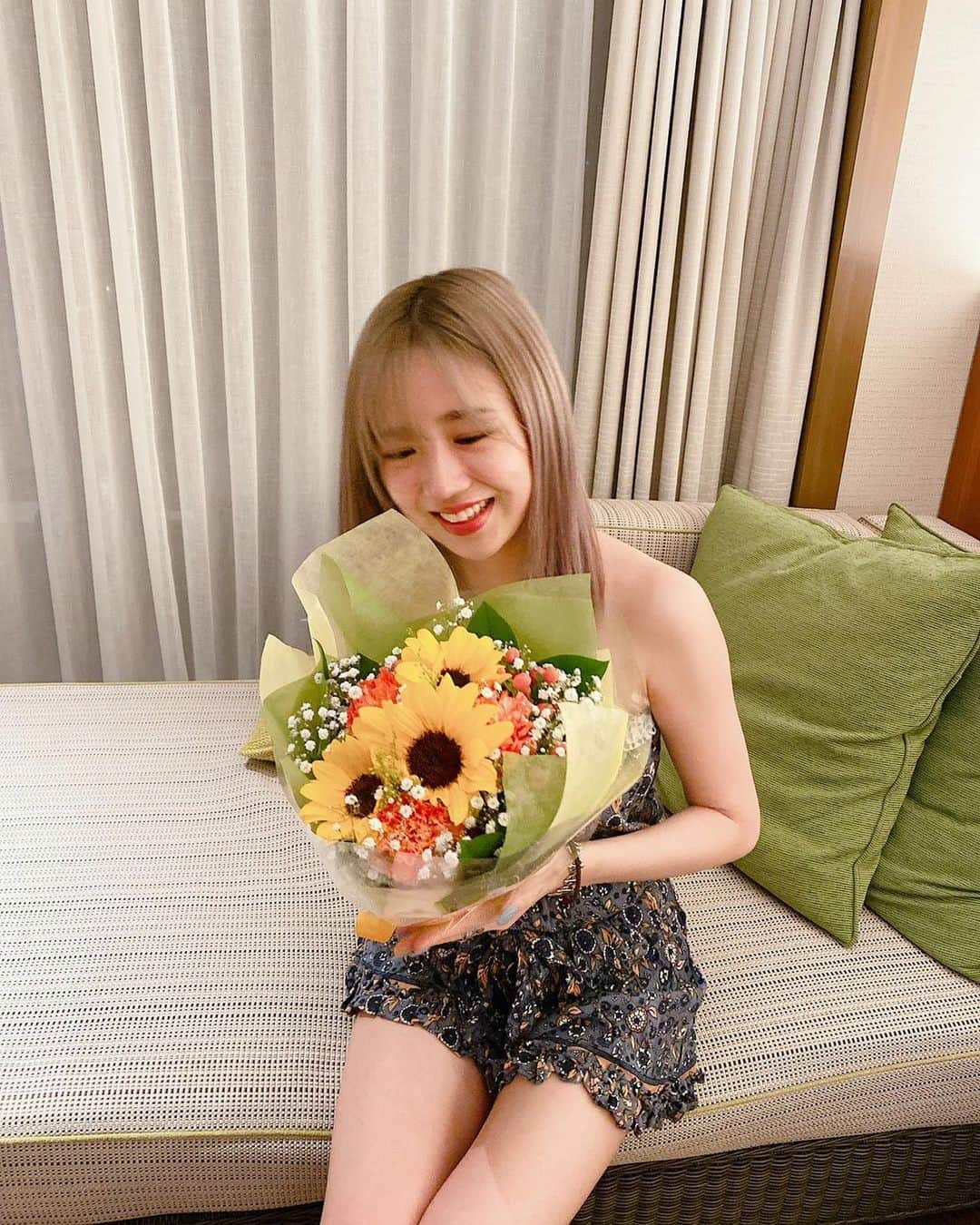 SARAのインスタグラム：「Best birthday in my life🥺」
