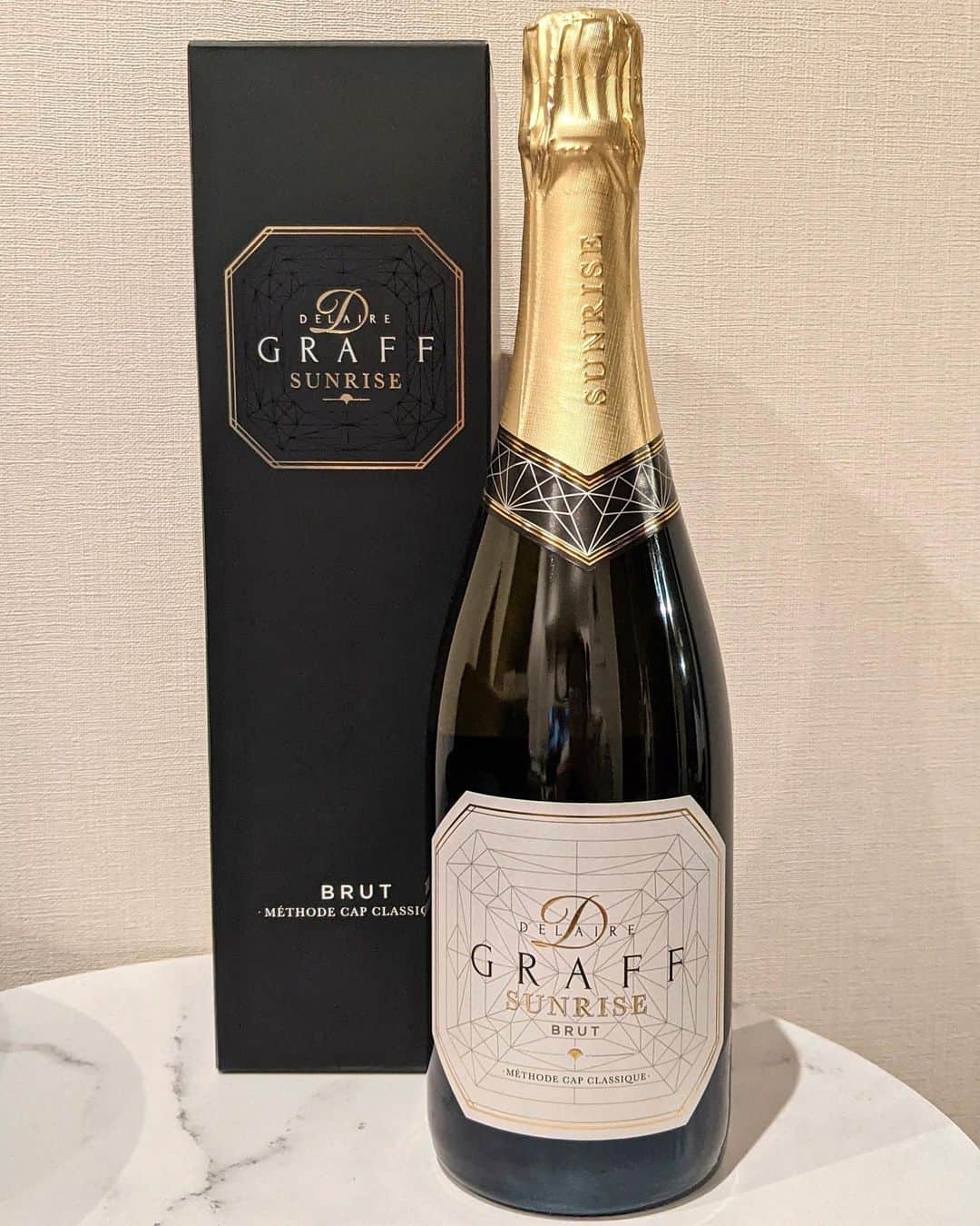 のインスタグラム：「. Thank you @graff 💎 グラフが所有する南アフリカ屈指の高級ワイナリーより🍷 大切な日にいただこうと思います☺️ . . #graff #graffdiamonds #グラフ #グラフダイヤモンド」