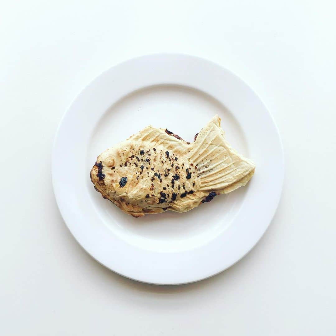 岡田育さんのインスタグラム写真 - (岡田育Instagram)「Naniwaya, one of the Greatest 3 Taiyaki shops in Tokyo. It’s a kind of baked red bean cake, shaped like fish but tastes just sweet. . . そして麻布十番といえばデザートはこちら、浪花家総本店のたい焼き。普段はわかば派原理主義ですが圏内に足を伸ばせば浮気も辞さない。 . #taiyaki #tokyosweets #naniwayataiyaki #浪花家総本店 #たい焼き #およげたいやきくん #あんこ #redbeancake」11月30日 11時20分 - okadaic