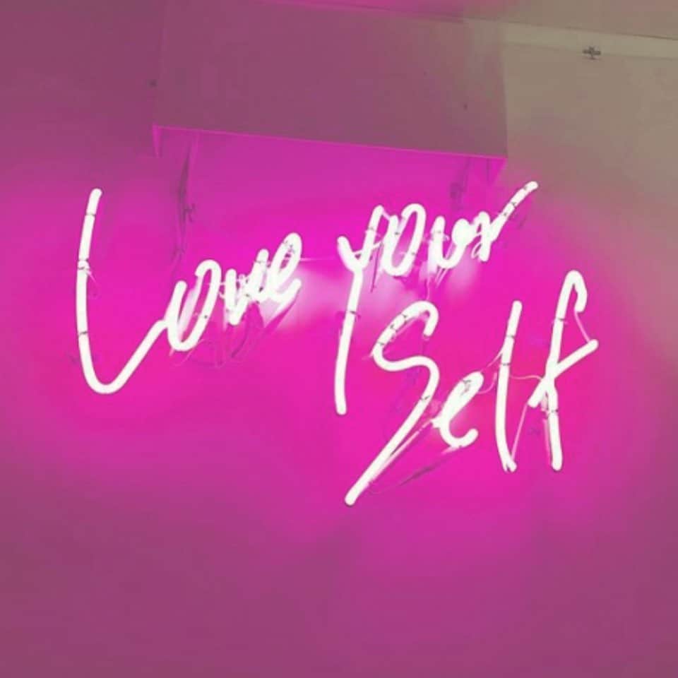 パク・ソヨンさんのインスタグラム写真 - (パク・ソヨンInstagram)「Love your Self💕 . 상대방이 날 싫어할까봐 정작 내가 피해받고 싫은걸 억지로 감내하지 말자.  싫은것에 목소리 내는걸 두려워하지 말자. 그렇게 날 아껴주는 것부터 시작하자. 오늘도 #lovemyself❤️ #오늘의다짐」11月30日 11時23分 - ssovely1024