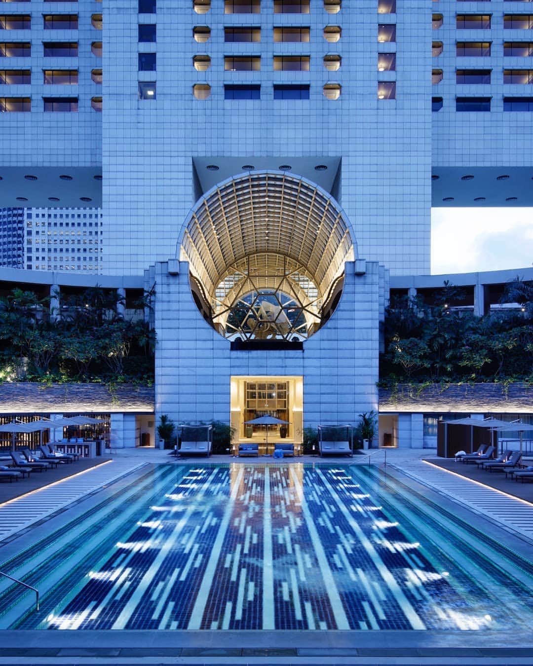 のインスタグラム：「Delve into a poolside escape from the city, perfectly designed at The Ritz-Carlton, #MilleniaSingapore.」