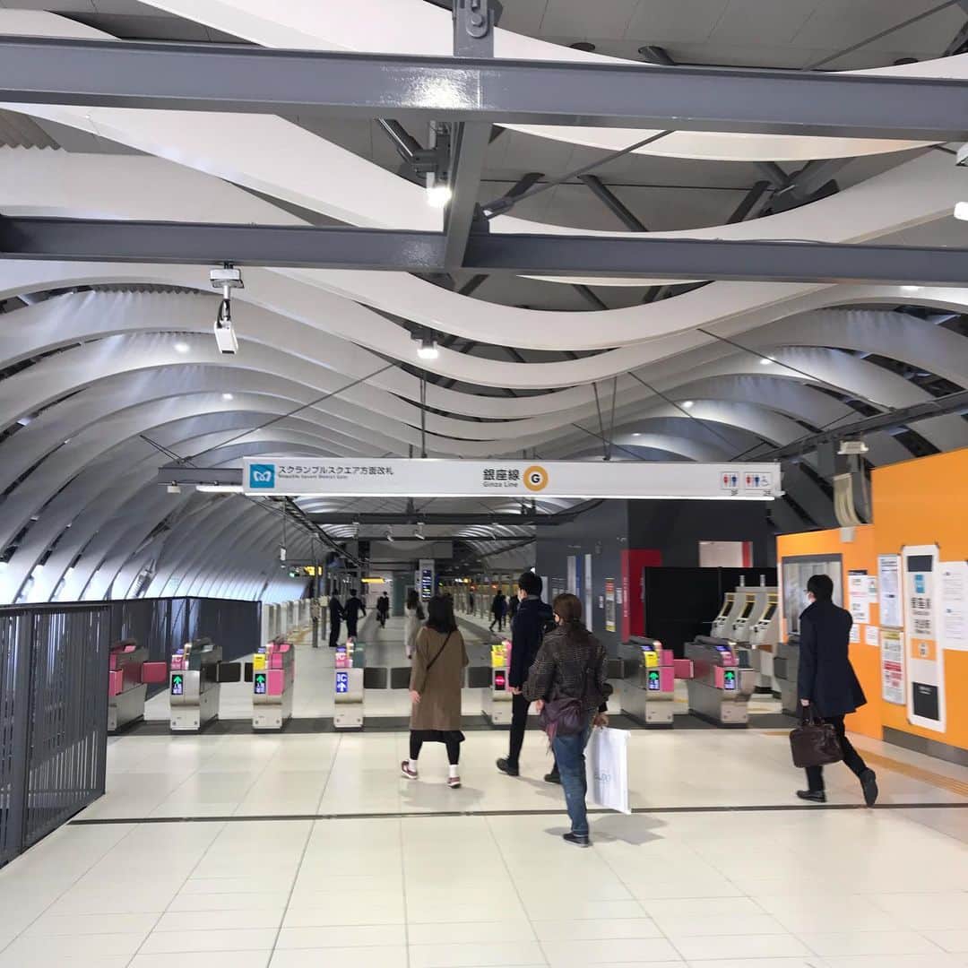 赤平大さんのインスタグラム写真 - (赤平大Instagram)「銀座線渋谷駅が私の知るソレでは無い。道玄坂に行きたいのに分からない。30秒立ち尽くすワタシの目の前のポスターに「君は彼方」。ここは何処か？ 蠢く乗客の群れに弾き飛ばされる。社会的距離はどうした？  #銀座線 #渋谷駅 #いつのまにか #激変 #道玄坂 はどこだ #君は彼方 ってなんだ #上京 20年 #いまだ #岩手 ボーイ #おじさんとは呼ばせない #ソーシャルディスタンス を守ろう」11月30日 11時33分 - masaru_akahira