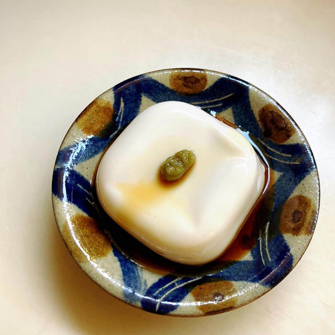 睦のインスタグラム：「最近、ハマってます。  三代目 茂蔵豆腐さんの ジーマーミとうふと 黒ジーマーミとうふ。  デザートって書いてますが、 だし醤油とわさびで 食べるのが好きです。  小腹が空いた時に、 すっごい ピッタリ・サイズ。  やちむんの器に 盛り付けて 沖縄に行った気分に😉  また行きたいなー。  #豆腐  #とうふ  #ジーマーミ豆腐  #ジーマーミとうふ　 #茂蔵  #tofu  #大豆  #マイブーム　 #myboom  #沖縄　 #okinawa  #やちむん  #器  #ジーマミー豆腐  #ヘルシー　 #healthyfood  #healthy  #小腹  #おやつ  #blacksuger  #peanuts  #黒糖　 #ピーナッツ  #ssw  #model  #artist  #lyricist  #モデル　 #井上睦都実 #睦」