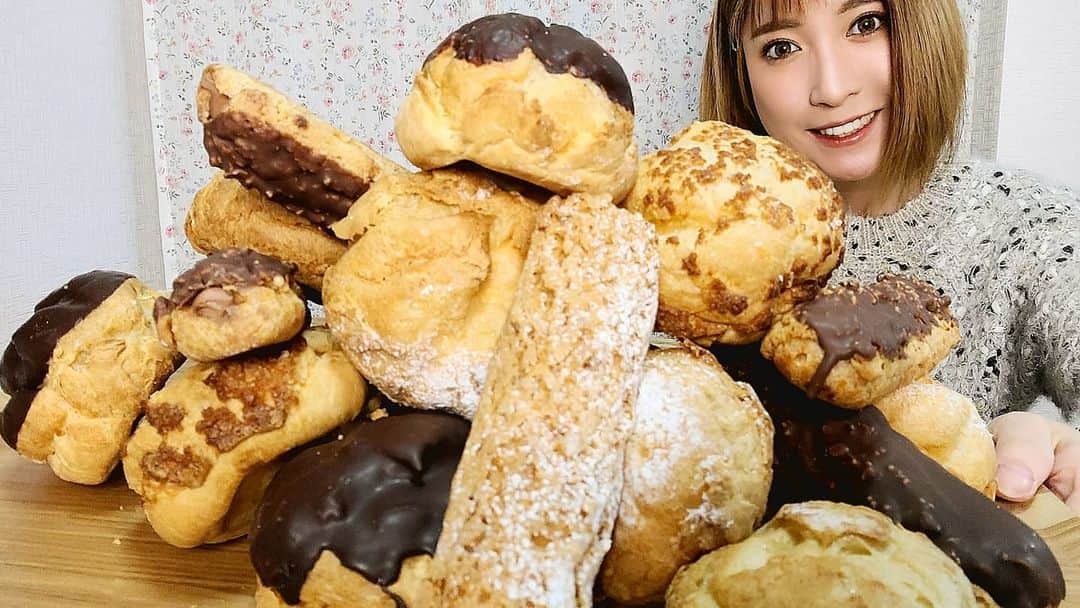 石関友梨のインスタグラム：「この間のYouTubeLIVE🎀ビアードパパの勝手に食べ放題のはずが全然足らなかったw  甘さ控えめで作りたてのシュークリームだったのでペロリだった✨  アーカイブ残してあるので 時間があるときにでも観てね🍬  #ビアードパパ #LIVE配信 #YouTube #プロフィールからYouTube飛べます #シュークリーム #カスタード #クッキーシュー #小枝シュークリーム #さつまいもシュークリーム #期間限定 #勝手に #食べ放題 #スイーツ嬢」