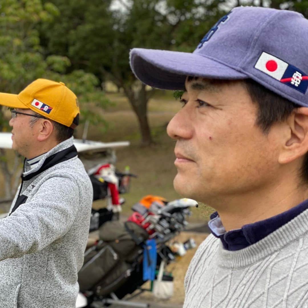 東野幸治のインスタグラム：「この間、華丸さんと知り合いのオジサンと久しぶりにゴルフに行ってきました。 2人はお揃いのゴルフキャップをかぶってました。日本代表の2人とラウンドしたような錯覚をおこしました。」