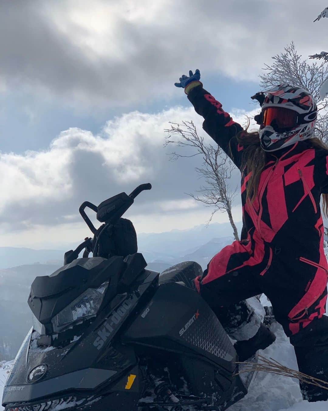 のインスタグラム：「⛄ ついにこの季節⛄ . 全日本スノーモービル選手権も楽しみ🤍  . .﻿ ﻿パノラマってなかなか載せる機会ないから 集めてみた☺️ ﻿.  #北海道 #hokkaido  #スノーモービル #モービル #snowmobiles ﻿ #snow #winter #winterfashion ﻿ #carmodel #customcar ﻿ ﻿ ﻿  #car ﻿ #bike #cartune ﻿ #drift #mountain ﻿ #automotive #portrait ﻿ #photography  #japan  #model﻿ #はせがわしほり ﻿ #panorama  #theworldofportraits ﻿ #carlifestyle ﻿ #fashionphotography ﻿  #キャンギャル ﻿ #promomodel #🇺🇸 #🇯🇵」