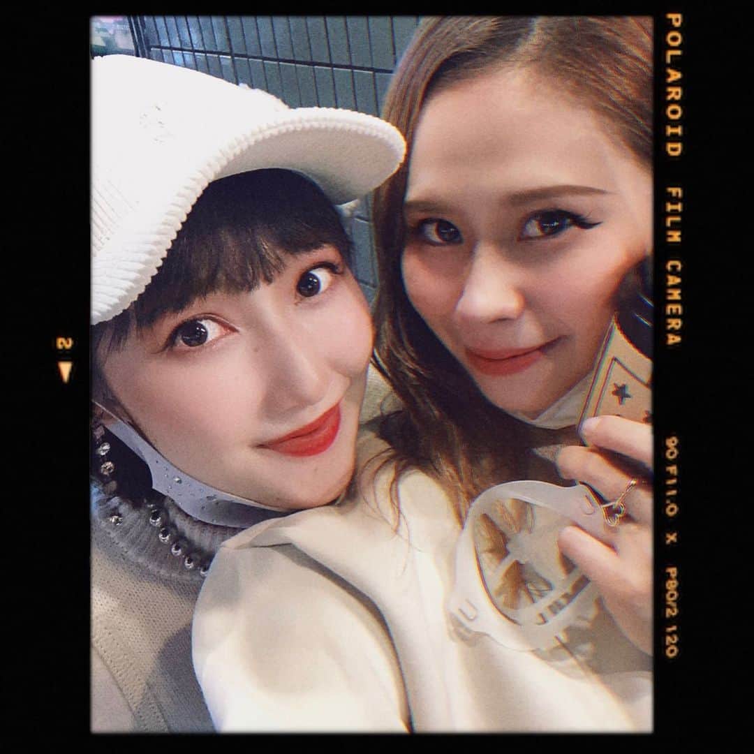 黒川沙良のインスタグラム：「最近合宿免許にきてるんだけど思ってた以上に大変…🚗隔離された場所でピアノ弾けない歌えないストレスったら尋常じゃない🥺合宿前の日常が恋しいからミコとお茶したときの写真みてる👼ヴィヴィにも会いたい🐶🎀ヴィヴィー😭数日前の記憶がもはや何ヶ月前な気してる。ヤバい。﻿ ﻿ スタバのアーモンドラテを飲んでホッとしたい。そしてピアノ弾きたい…😭」