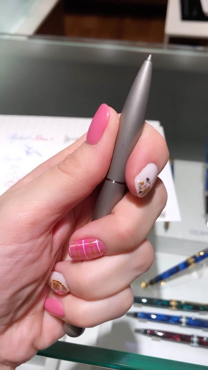 Jenyaのインスタグラム：「#伊勢丹新宿　#イセタニスタ  5階のステーショナリーフロア、誘惑がいっぱい！  クリスマスカードなど、素敵なものばかり！  未発売のスティルフォームのペン、カッコ良かった！！  インクラボで、自分だけのオリジナルカラーのインクを作れます！  ステーショナリーがファッション！です。 こういった細かいところも、自分を表現になりますね✨ @iset」
