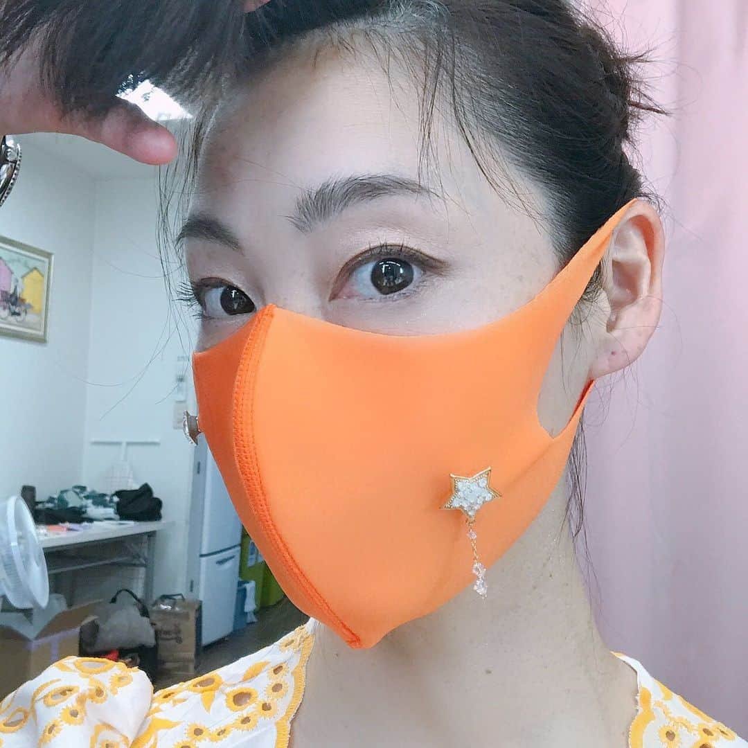 佐藤康恵のインスタグラム：「サンオレンジ🍊🧡Mask! YSjewelロゴ入りではなく無地タイプのカラーマスクになります！ 2歳の娘が1番好きなcolor🍊☀️🍊 メイク中もdoTERRAのエッセンシャルオイルをディヒューズして、ミネラル飲んで元気に準備中！ 空気が澄んで気持ちいい！ ディヒューズしてるオイルはdoTERRA 🧘‍♂️yoga🧘‍♀️コレクション【Arise】アライズにしたよ☆ 🌿 皆さま、手洗いうがいマスクをして 気をつけて過ごしましょうね😷💖 ☆彡 ☆彡 ☆彡 佐藤康恵 情報 ニューシングル「Sweet Sweet」配信リリース 2020年12月2日  iTunes Store、Apple Music、Spotifyなど各ストアで配信スタート  今年21年ぶりに「Sunshine Hours」を配信リリースした佐藤康恵の次なる新曲は「Sweet Sweet」。  女優、モデル、女性として輝き続ける彼女の声を生かした新曲は、ビター＆スウィートが入り混じったミディアムナンバー。恋愛における不安や焦燥感に駆られる感情を包み隠さず露わになっている。  ◆プロデュース：宗像仁志 ◆作詞：谷亜ヒロコ ◆作曲/編曲：宗像仁志 映像クリエイター＠Soleil&制作によるMVも制作中！ お楽しみに！  💖💖💖 佐藤康恵音楽配信はコチラから🔽 https://big-up.style/E9iLo640Kb 💖💖💖  #sunorange #mask #madeinjapan  #uvcut #形状記憶 #doterra #love #好きな写真 #ysjewel #yasuesato #佐藤康恵 #japanesemodel #japaneseactress #singer #歌手 #女優 #モデル #youtuber #曲リリース #mama #二児の母 #spotify #サンシャインアワーズ #sunshinehours #keitahaginiwa #萩庭桂太 #kotaketamayo #dōterra」