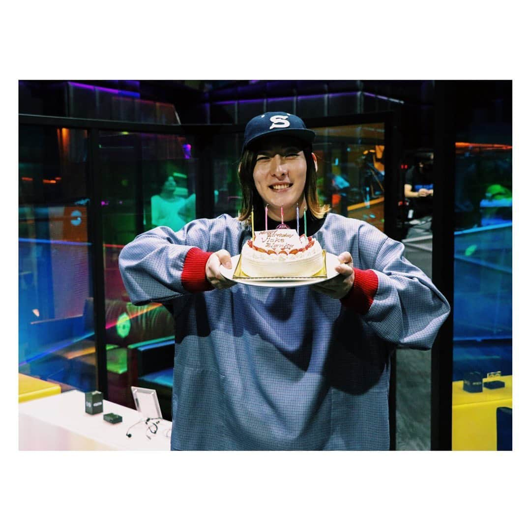 ビッケブランカさんのインスタグラム写真 - (ビッケブランカInstagram)「TODAY'S MY BIRTHDAY. THE DAY EVERYONE IN THE WORLD IS ALLOWED TO EAT A WHOLE CAKE.  #ビッケブランカ #vickeblanka」11月30日 11時51分 - vickeblanka