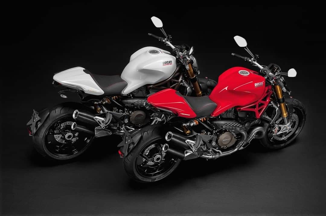 Ducati Japanさんのインスタグラム写真 - (Ducati JapanInstagram)「【訂正】今回投稿したDucati Heritage/モンスター1200の中に『そのモンスター初の水冷エンジンには』とありましたが、正しくはモンスター初の水冷エンジンは2001年に登場したS4です。お詫びして訂正します。  Ducati Heritage/モンスター1200  モンスター1200がデビューしたのは2014年。モンスターシリーズ最大排気量、レースシーンで培った第二世代テスタストレッタ11°エンジンを搭載。その水冷エンジンにはパニガーレシリーズと同じ手法でトレリスタイプのフロントフレームを固定。まさに新世代のモンスターとなりました。  #ドゥカティいいじゃん #DucatiHeritage #WeLoveMonster」11月30日 12時00分 - ducatijapan