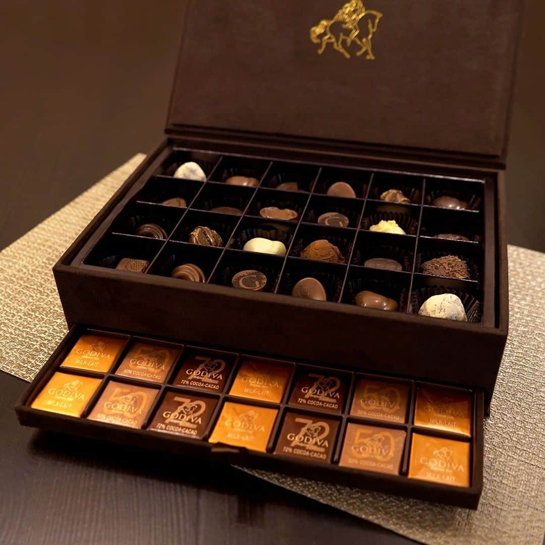 GODIVAさんのインスタグラム写真 - (GODIVAInstagram)「上質な質感のギフトボックスに、選りすぐりのチョコレートが贅沢に並ぶ「グランプラス」。  一粒ごとに異なる豊かな味わいが、特別なひとときを彩ります。 特別な日の贈り物に。  https://bit.ly/2Kq2yIz  #グランプラス #ゴディバ #チョコレート #チョコ #スイーツ #ギフト #おうち時間 #おうちチョコ #godiva #chocolate #sweet #sweets ﻿#instasweet #instafood #present #gift」11月30日 12時00分 - godiva_japan