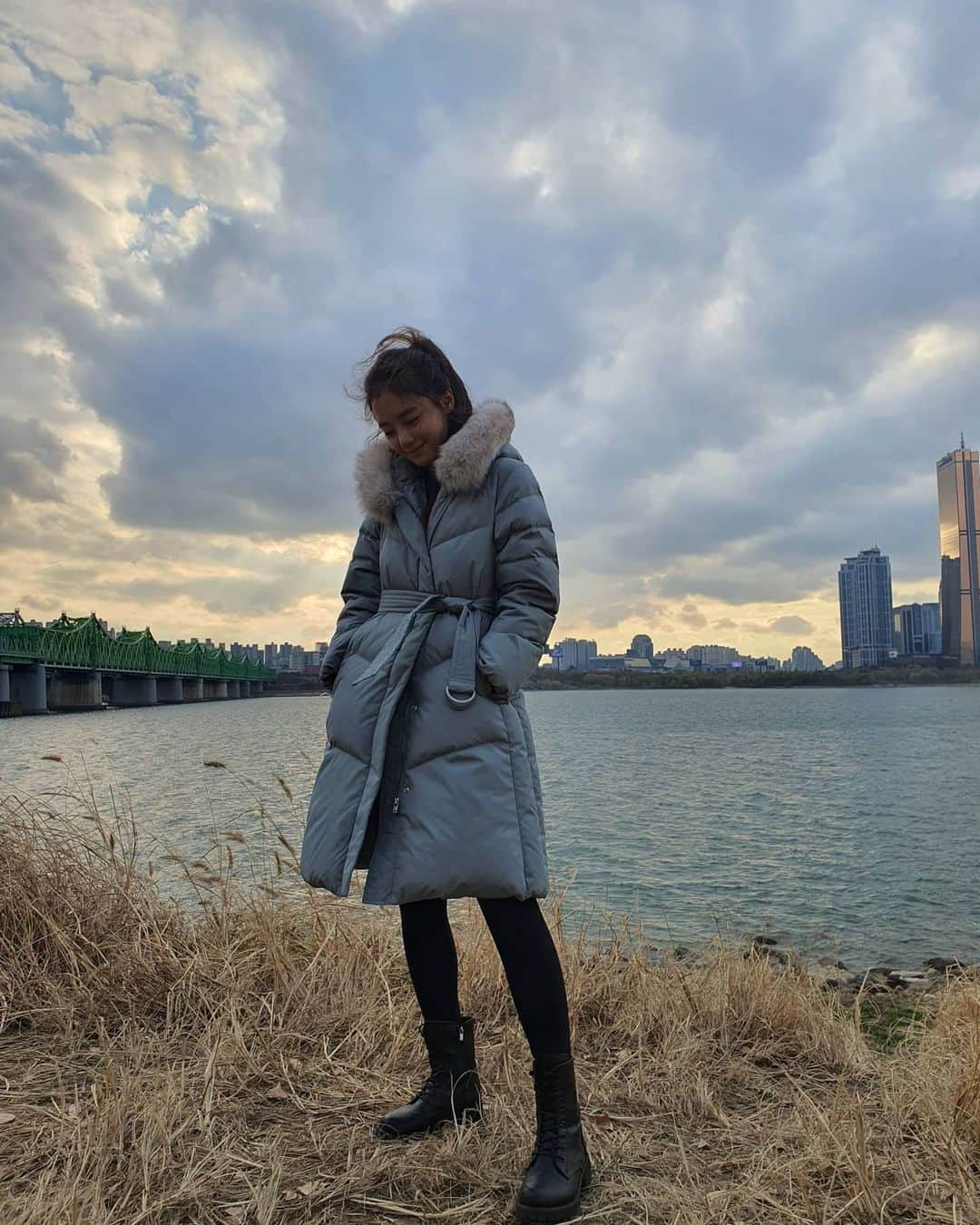 コ・ボギョルのインスタグラム：「겨울날씨 겨울색감 겨울냄새 따뜻하게 입고 다니세요 😳 #광고 #눈바디패딩 #RMTD」