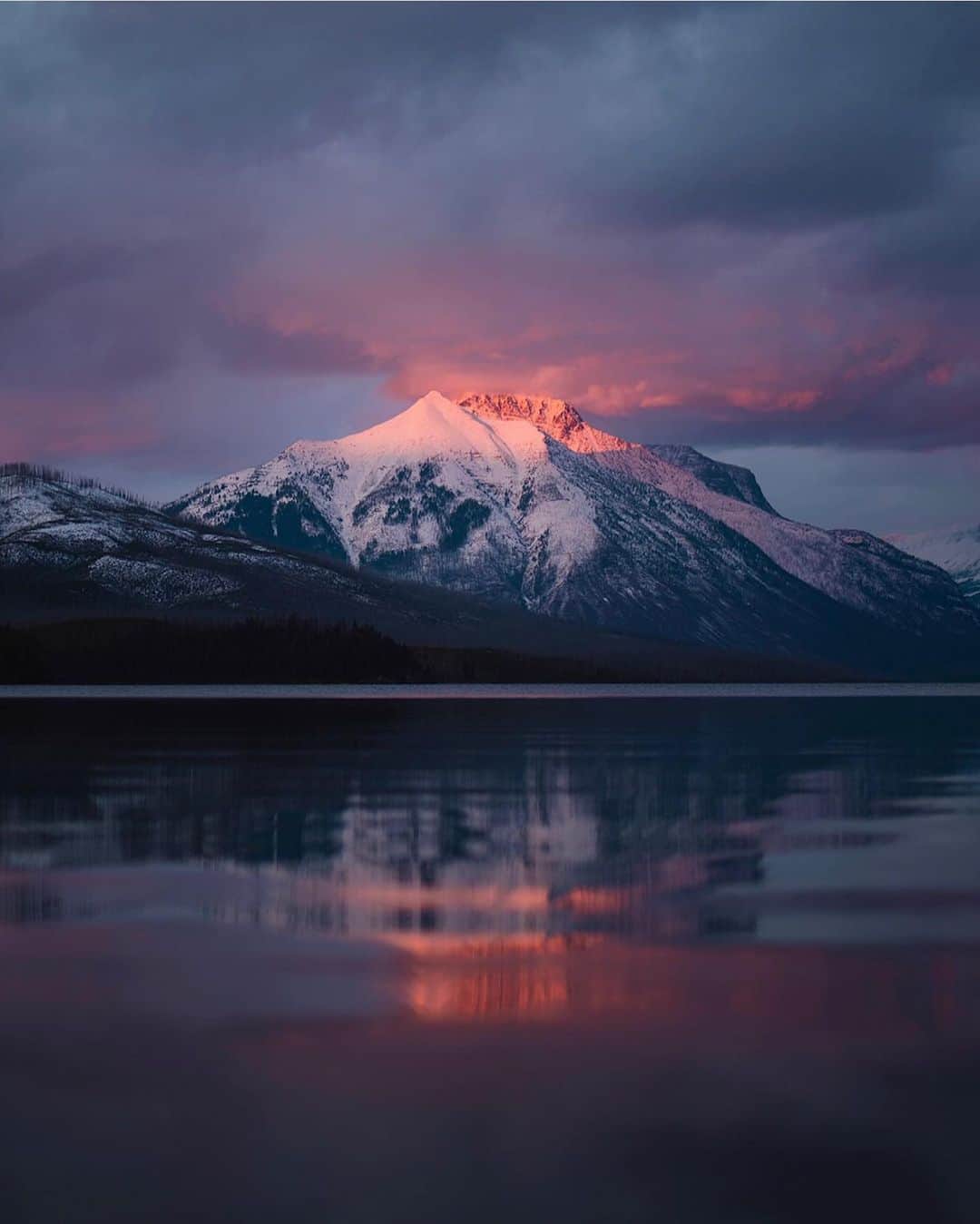 FOLKのインスタグラム：「I love the color progressions of the feeds each year...from the deep greens of summer to the orange and amber of autumn to the blues and whites of winter. The passing of time and the turning of pages just never gets olds when the views are so beautiful. This one is by @ericmattt」