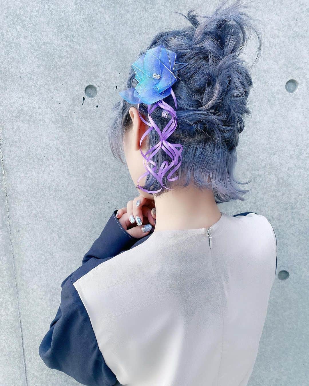 のインスタグラム：「生誕祭前日に予約させてもらったのにお手製のヘアアクセまで準備してくれていて泣いた...。 汗ビショになることを想定したおくれ毛風のセット、ライブ中も上部分は全く崩れなくてラメスプレーもずっとキラキラだった！CY8ERとライブをよく知ってくれている今井さんだから安心して全てお任せできました💭  病夢としての最後の生誕祭にきれいきれいしていただきありがとうございました💠💠💠 @imaiyutaro  #ボブアレンジ#外ハネボブ#派手髪 #셀카#머리스타그램#헤어컬러링#단발머리 #tattoogirl#bluehair」