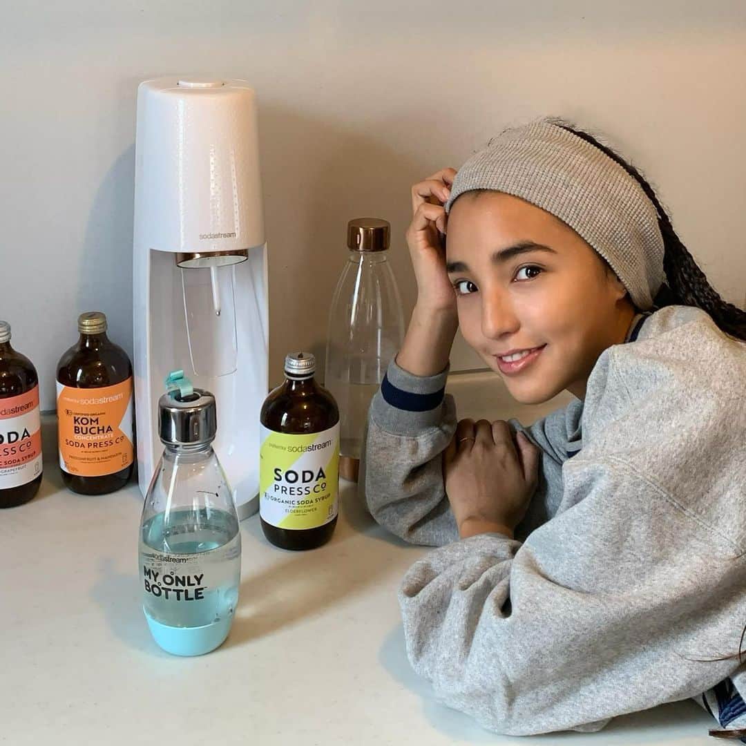 大橋リナのインスタグラム：「@sodastream_japan  Holiday gift🔥🔥🔥 ソーダストリームとSnoop Doggとの新動画キャンペーンに合わせ ホリデイ仕様のソーダマシーンを届きました🎁 いつもエコには関心を持っていたので ソーダストリームさんのプラスチックごみを減らせるという点にとても共感していたんです🌿  “The little things that bring us joy and meaning” 小さいことに大きな意味がある をテーマにしてる今年のソーダストリームホリデイ 私の小さな心がけについては、 近くの八百屋さんでビニール梱包されてないお野菜を買うこと、そして地産地消を心がけてます🥬 地産地消は身近な場所から、新鮮で、より安価なお野菜を買う事も出来ます☺︎  新動画は私も昔からなじみのあるラッパーのSnoop Doggが”The Small Things”というテーマで 小さいことから地球を守ることができるという素敵な内容になっているので、ぜひこの機会に見てみてね🐢  みんなの "小さいけれど意味のあること" コメントで是非教えて下さい🌼 コメントをくれた フォロワーの中から 1名に特別仕様のマシンを プレゼントになります🎁  応募期間は 本日11/30～12/6 23:59まで 是非コメントください🧸 #ソーダストリーム#SodaStream#SmallBubblesBigImpact #PR」