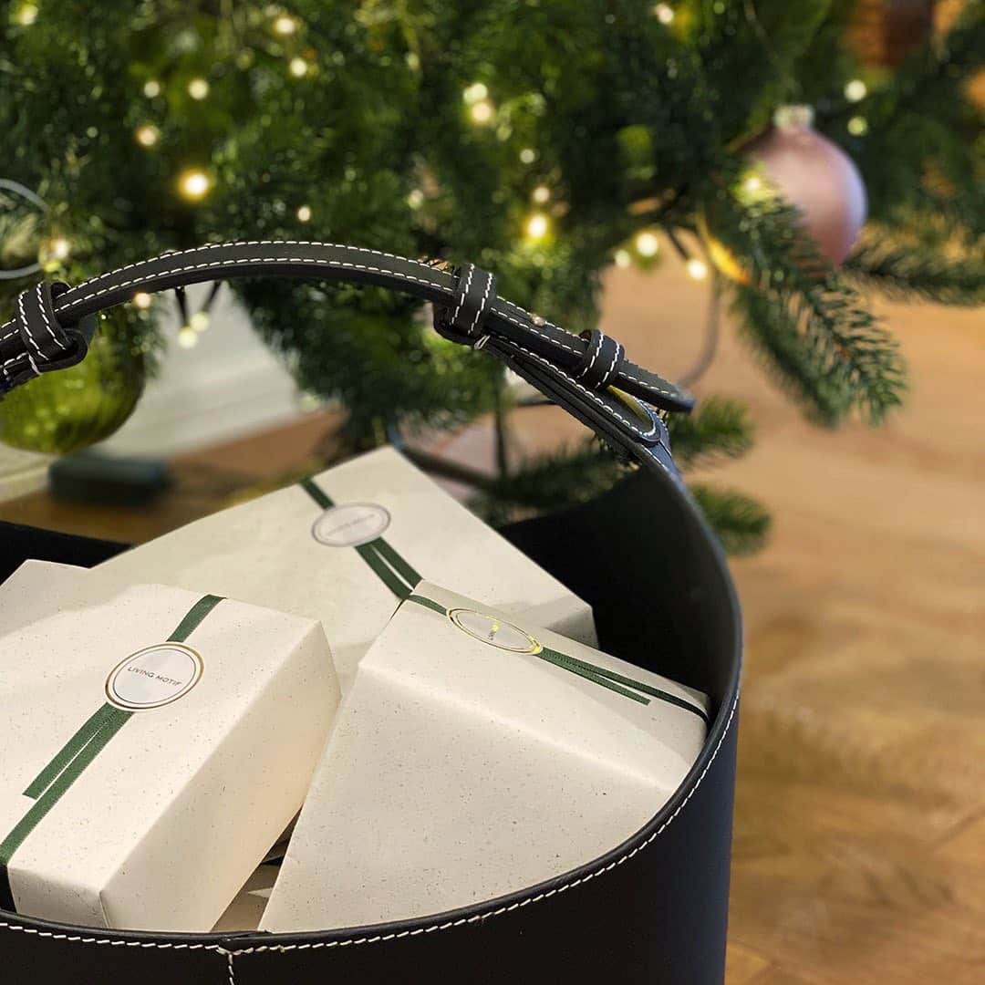 のインスタグラム：「. 早いもので11月も今日で終わり。週末でクリスマスツリーの飾り付けも準備が整った方も多いのではないでしょうか。 . クリスマスギフトの候補はお決まりですか？家族や親しい友達となかなか会う機会を持てなかった今年だからこそ、気持ちのこもったアイテム選びを。 . www.livingmotif.com #livingmotif #リビングモティーフ #store #roppongi #tokyo #interior #クリスマス #Xmas #christmas #christmasdecoration #クリスマスデコレーション」