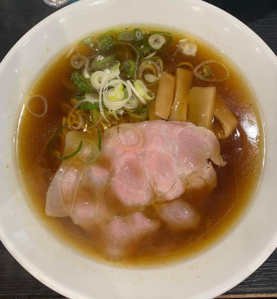 黒田りささんのインスタグラム写真 - (黒田りさInstagram)「🍜 . 中洲川端きりんの醤油ラーメン . 川端商店街のラーメン屋さんが立ち並ぶ通りにある きりんさん🦒 . 豚骨に、醤油、つけ麺など 色々な種類のラーメンが楽しめます！ 大好きな昭和歌謡が流れているのもポイント🥺笑 . どれも素材からとことんこだわっていて とっても美味しいの…！！ . 今回は醤油ラーメンを頂きました♡ . 濃くも透き通った黄金色のスープに つるっとした卵麺、ゆっくり低音調理した ピンク色のチャーシュー、、 全てのバランスが最高なのです♡♡ . 午前中と、午後に食べる仕事があるにもかかわらず 間の時間にぺろりと食べちゃいました🤤♡♡ . . そして、麺を啜れないという リポーターとして致命傷な私 お箸のアシストを得て 見て、啜れるようになってきたよ！笑(だいぶ下手…) . FM福岡の特番で放送した フードパンダのアプリでも注文出来たよ🙆‍♀️✨ . ちなみに、今日まで75%OFFのクーポンがあるので 絶対利用した方がお得…！🐼🍜 . わたしも今日のご飯はフードパンダで注文します🤤💕 . #中洲川端きりん#醤油ラーメン#豚骨ラーメン#つけ麺#福岡ラーメン#中洲ラーメン#ラーメンランチ#ラーメン女子#締めのラーメン#ラーメン#拉麺#福岡ランチ#福岡グルメ#すすれない#麺スタグラム#もぐもぐタイム#ラーメンもぐもぐ#くろりさもぐもぐシリーズ」11月30日 12時12分 - kurorisa_14