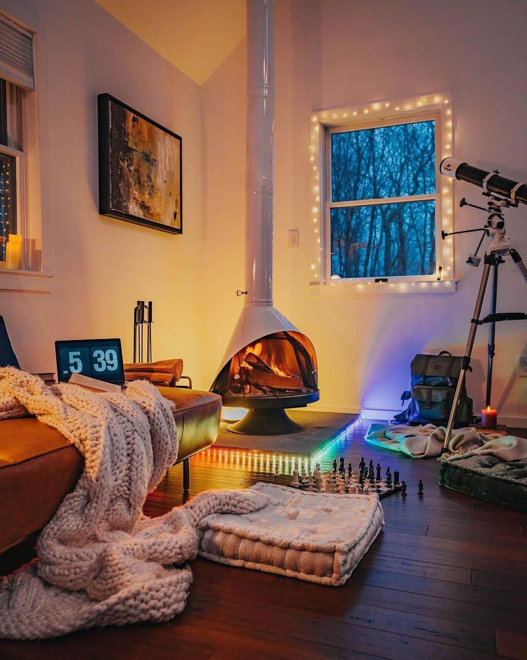 Urban Outfittersさんのインスタグラム写真 - (Urban OutfittersInstagram)「We did it. We found the coziest room. Now that we have your attention: Cyber Monday is happening right now! Shop at the link in bio or in the UO app to save up to $75 on your purchase.  @cfunk44 @weekendhome.co」11月30日 12時23分 - urbanoutfitters