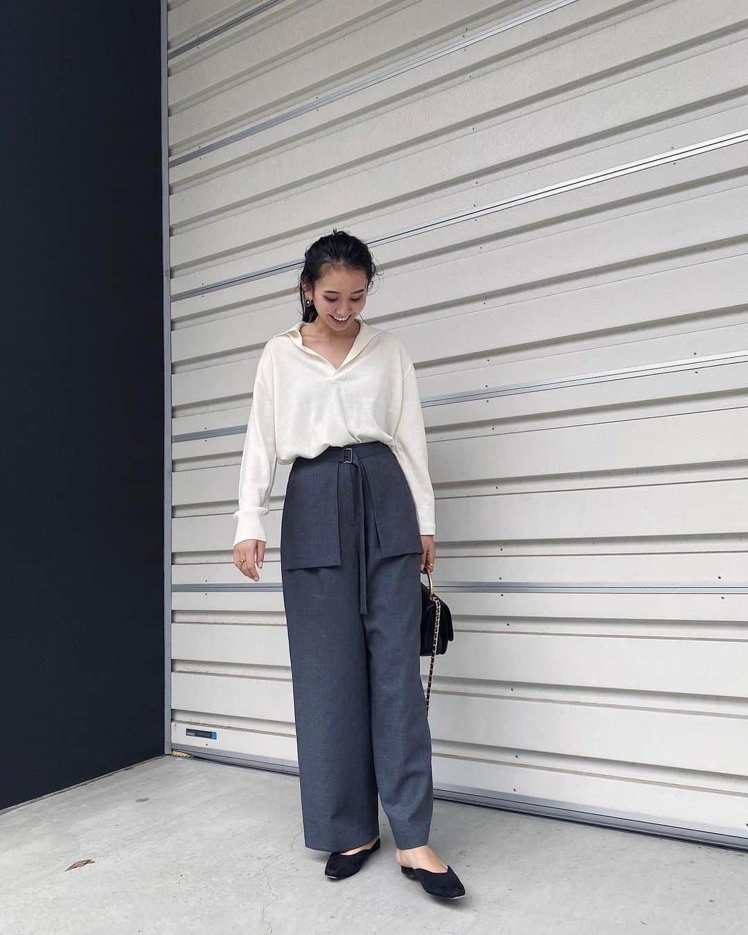 鈴木詩織のインスタグラム：「挑戦してみたかったポロ襟のニット。  薄手なのでパンツINもできます♡ ベーシックカラーでまとめました😚  knit / @23ku_official  pants / @enfold_official  shoes / @manoloblahnik  bag / @chanelofficial   ﻿ ﻿  #コーデ部#コーデ日記#162cmコーデ#23区#23KU_MYSTANDARD#enfold#エンフォルド#パンツコーデ#manoloblahnikshoes#chanel#chanelbag」