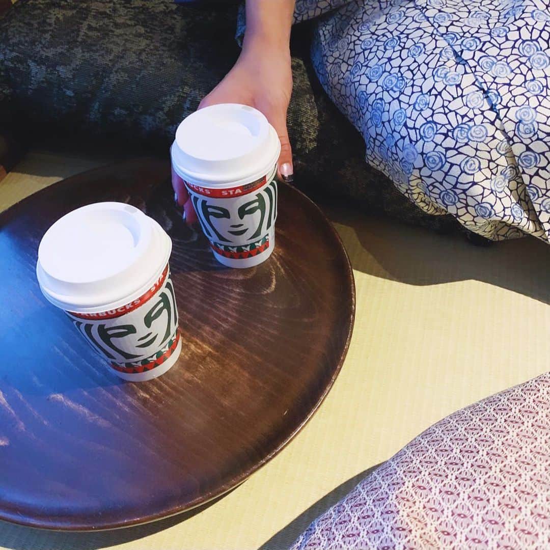 AKARIのインスタグラム：「#二寧坂スタバ  座ろう〜〜喉乾いた〜って入ったスタバが オシャレすぎてびびった  けど混んでて写真ない🤣 #常に食べてた」