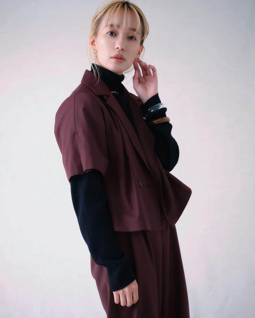 のインスタグラム：「Ungrid×柴田紗希 コラボレーションアイテムがZOZOTOWNにて発売！ . “しばさき”の愛称で幅広い年齢層の女性から 親しまれる親しまれている人気モデル、 柴田紗希( @shibasaaki )さんとのコラボが実現！ . . 雑誌「NYLON JAPAN」とMARK STYLERが タッグを組んでZOZOTOWNに オープンしたポップアップショップ 『Now me. by NYLON JAPAN』にて 予約受注受付中！ . . ▼購入はこちらから▼ https://zozo.jp/shop/nowme/ . . #ハーフスリーブショートジャケット ダークブラウン/ミックス ¥13,200(tax in) . #ハイウエストタックパンツ ブラウン/ミックス ¥9,900(tax in) . #かぎ針ニットワンピース アイボリー ¥11,000(tax in) . . #ungrid #ungrid_official #zozotown #柴田紗希」