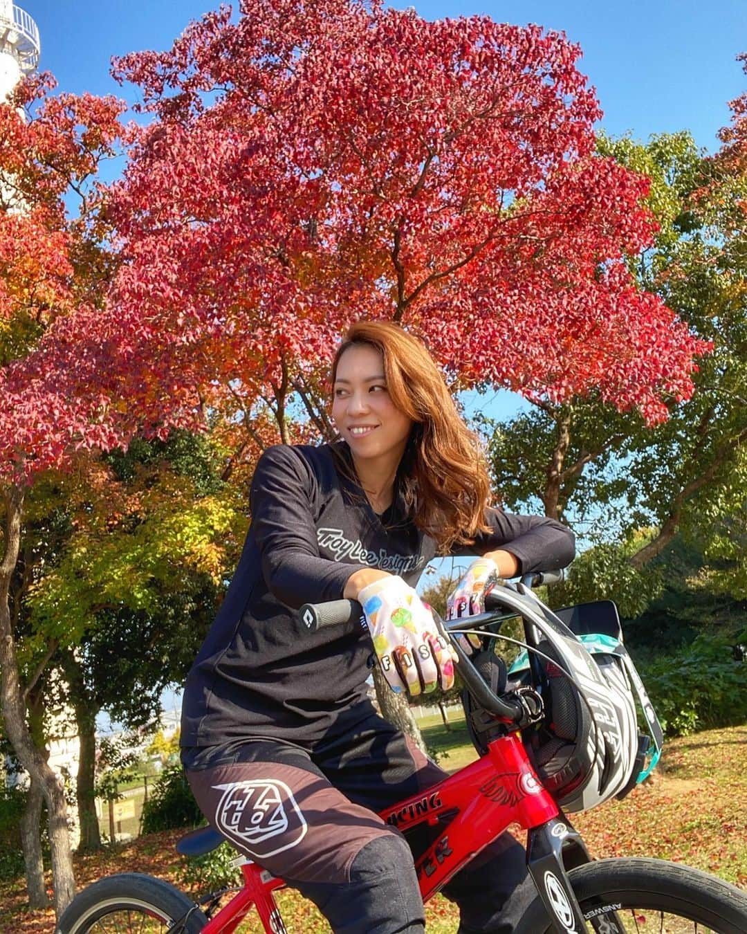 飯端美樹のインスタグラム：「少し前はこんなに綺麗な紅葉やったのに、すっかり寒くなったし、もう今年も残すところあと１ヶ月🍂 12月は新たなスタートに向けて、色々決断をしないといけないので気を引き締めて頑張ります🌼」