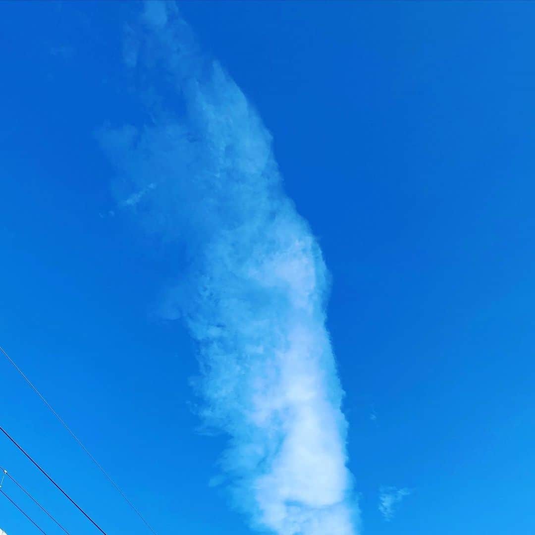 松尾貴史さんのインスタグラム写真 - (松尾貴史Instagram)「片側だけエッジのきいた雲。」11月30日 12時40分 - kitsch.matsuo