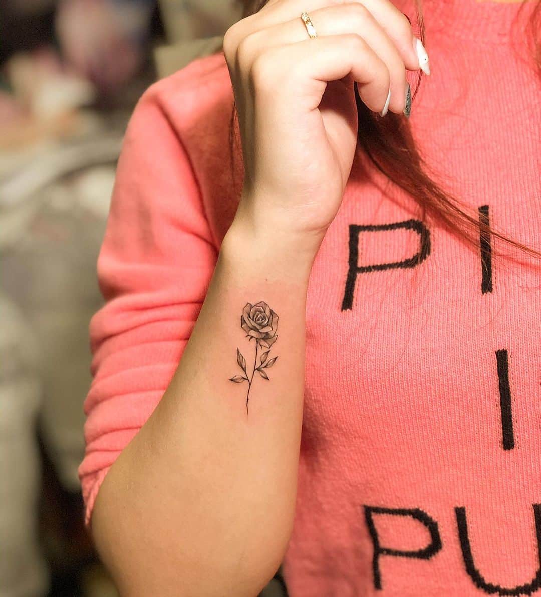 彫師美漸のインスタグラム：「Rosetattoo ・ #美漸バラ　#美漸ガールズタトゥー　#刺青 #彫師 #美漸 #彫師美漸 #海老名 #中目黒 #タトゥー #東京タトゥー #tokyo #tattoo #art #fashion #bizenart #bizen #문신　#Bizentattoo  #tattooer #tattooist #tattooartist #tattooart #tattooshop #japanesetattoo  #rosetattoo」