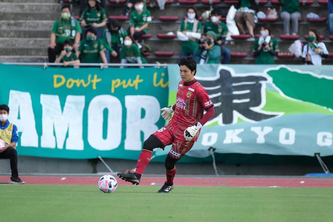 のインスタグラム：「【貴重なショット！】 11/29の東京ヴェルディ戦  FC琉球はチャリティーユニフォームを着用し試合に挑みました。  FPは新型コロナウイルスと医療現場という最前線で戦う医療従事者へ敬意を示す色の「ブルー」を着用、 GKは普段のユニフォームカラーではなく「ベンガラ」色を着用しました。  @junto__0928   現在FC琉球ではクラウドファンディングに挑戦中！皆様のご支援お待ちしています！  #FC琉球#FCRYUKYU#沖縄#okinawa #琉球#jleague #Jリーグ#J2#サッカー#football#soccer #dazn #首里城 #shurijo#琉球再興#revive#sfida #homegame#ticket#琉チケ#夢パス#ジンベーニョ#OneOKINAWa」