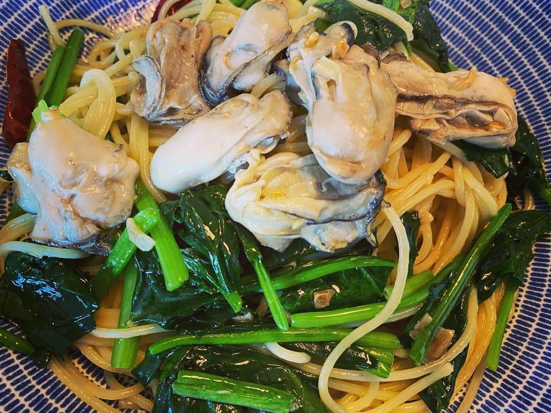 浅田信一のインスタグラム：「広島産牡蠣とほうれん草のアーリオオーリオペペロンチーノスパゲティ（自作）」