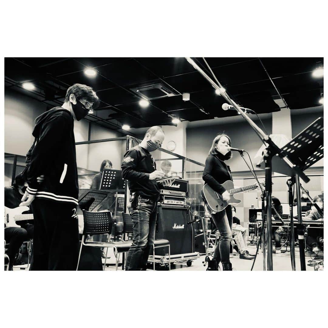 ソニンのインスタグラム：「. #AAA2020 #ActAgainstAnything 昨日リハしてきました ライブ配信だけになってしまいましたが…明日武道館で頑張りますので、是非チャリティプロジェクトのこのイベントの配信見て、支援にご協力くだされば幸いです！ (ストーリーに🔗リンク貼ってます)」