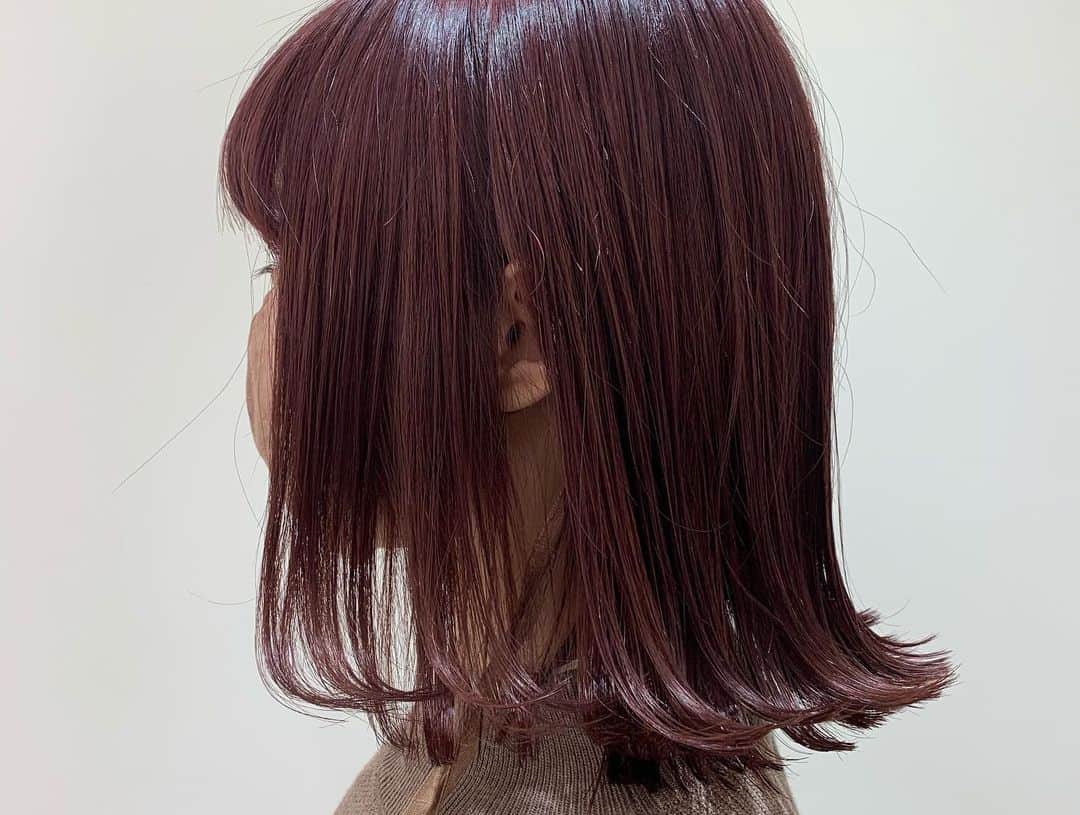 比良祐里さんのインスタグラム写真 - (比良祐里Instagram)「ボブに戻しました‪✂︎‬💓 . カラーは引き続き赤髪で前回よりも濃いめに💋ワイドバングにしたかったので、様子見ながら少しずつ調整して頂きました☺️💓 . @nori_0812  さん、今回もありがとうございました＼(　´ω`　)／ . #赤髪 #赤髪ボブ #レッドヘアカラー #ワイドバング」11月30日 23時32分 - yuuri.hira