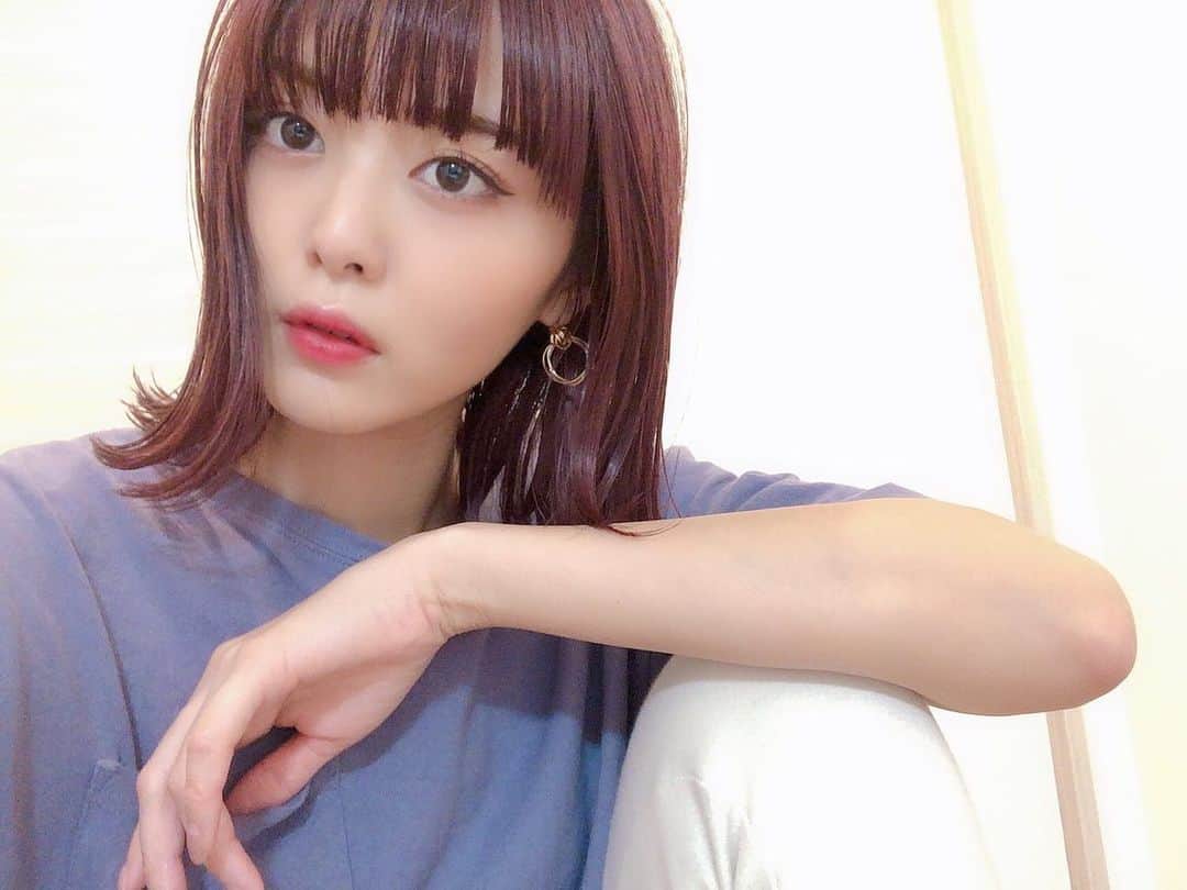 比良祐里のインスタグラム：「ボブに戻しました‪✂︎‬💓 . カラーは引き続き赤髪で前回よりも濃いめに💋ワイドバングにしたかったので、様子見ながら少しずつ調整して頂きました☺️💓 . @nori_0812  さん、今回もありがとうございました＼(　´ω`　)／ . #赤髪 #赤髪ボブ #レッドヘアカラー #ワイドバング」