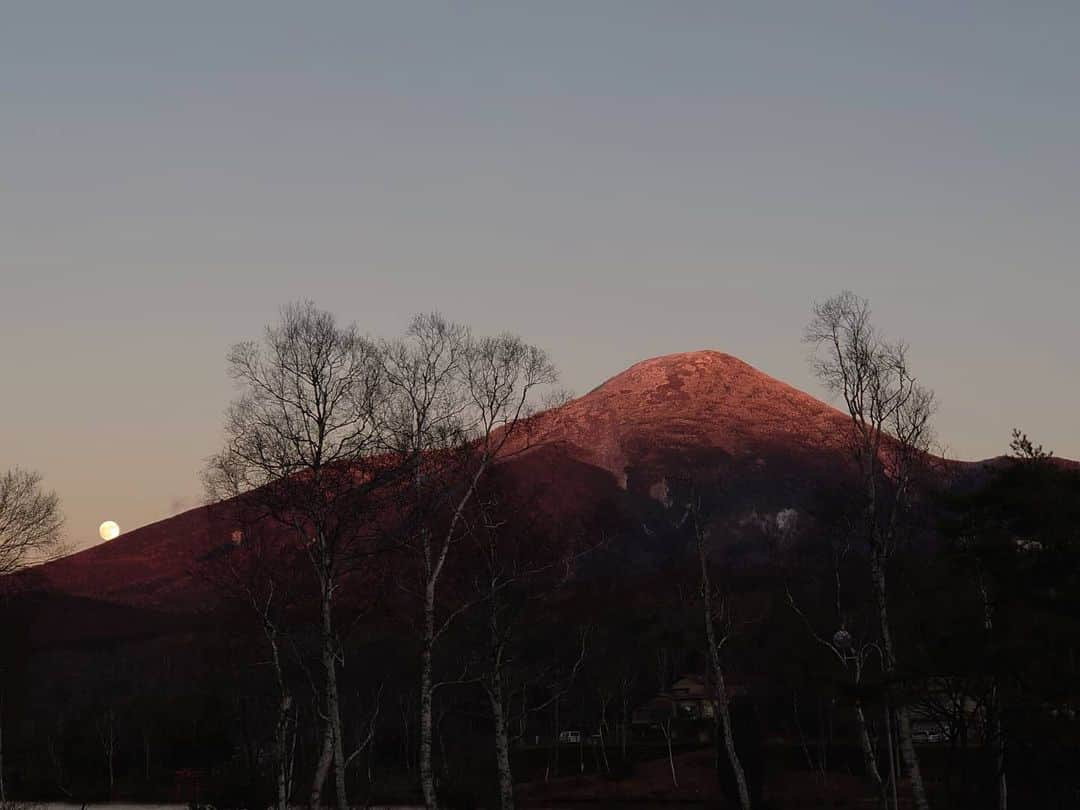 藤森由香のインスタグラム：「蓼科山🏔️🌕 #茅野市#白樺湖#長野県#満月#蓼科山#十五夜#tateshinayama#shirakabako#nagano#fullmoon#Xperia5Ⅱ#Sony#だからやっぱり私はXperia#信州#郷#moonrise」