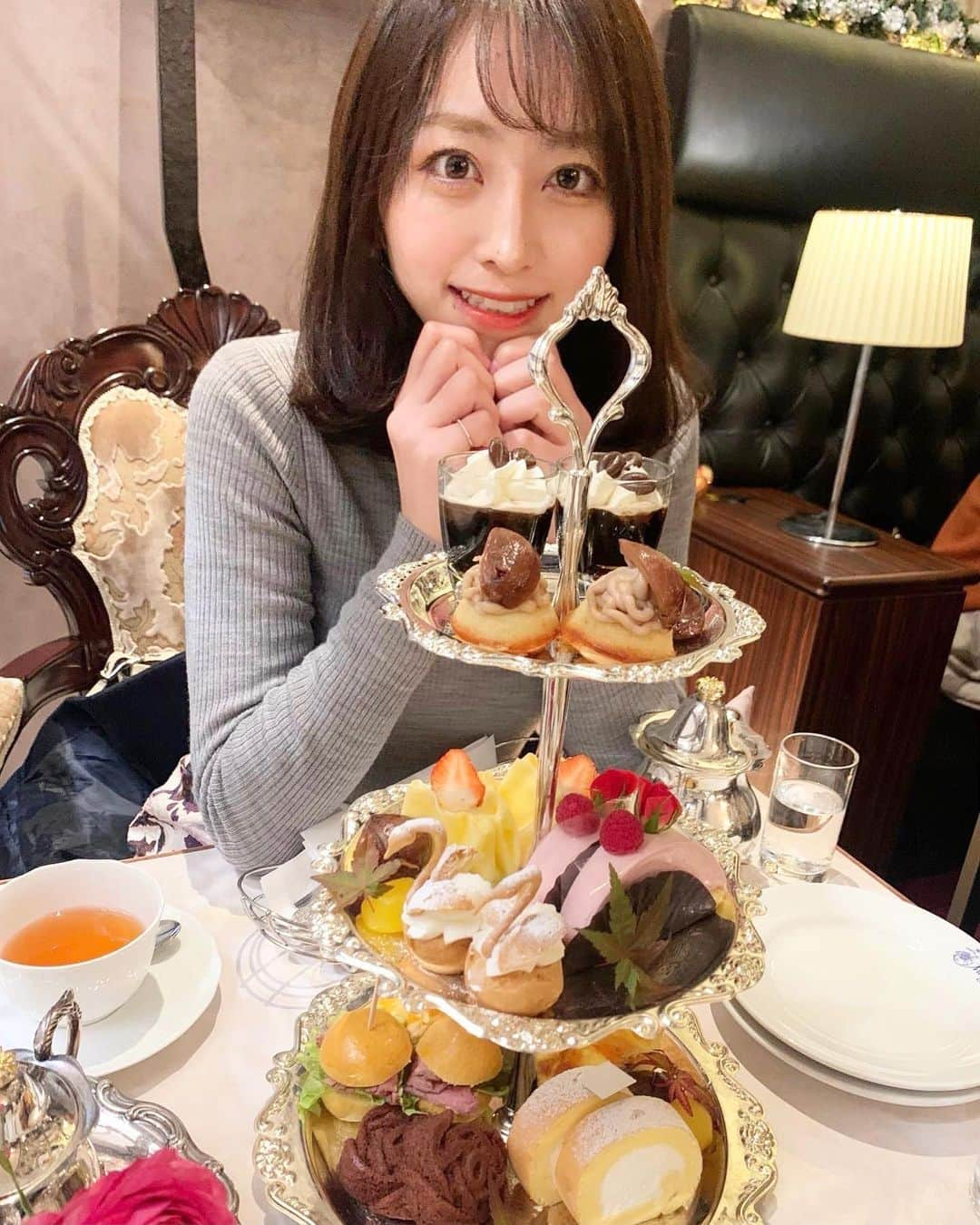 中村優花さんのインスタグラム写真 - (中村優花Instagram)「サロンドモンシェールでアフタヌーンティー🧁🍫 お嬢様気分を味わえました💐  名古屋駅はすっかりクリスマスムードですねー！ 皆さんはどう過ごしますか？♡  #サロンドモンシェール #アフタヌーンティー」11月30日 23時33分 - kind___flowers