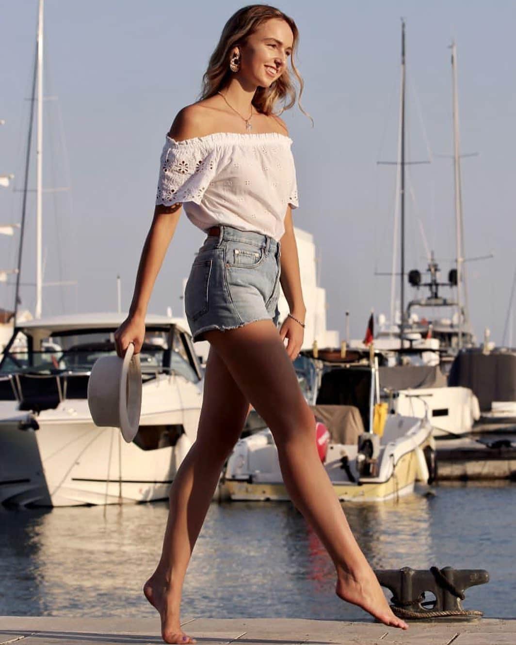 マリナ・デュランダのインスタグラム：「just me ☺️  📸photo by @svetaberger_photo」