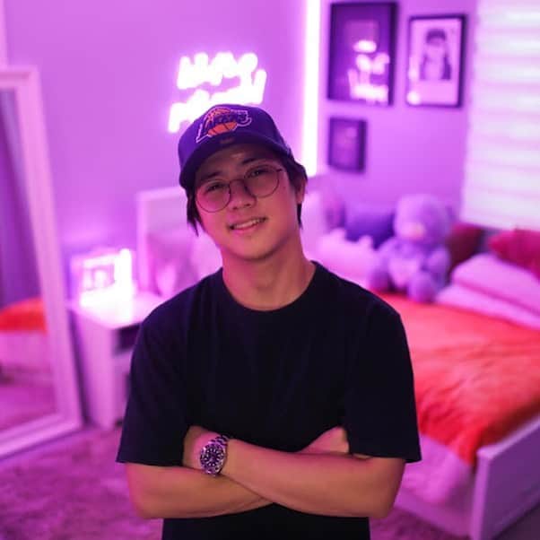 Ranz Kyleさんのインスタグラム写真 - (Ranz KyleInstagram)「Switched rooms with @nianaguerrero for a day haha! Me and @onewithnatalia rearranged her room ofcourse 😂✌🏻Vlog out now!」11月30日 23時34分 - ranzkyle