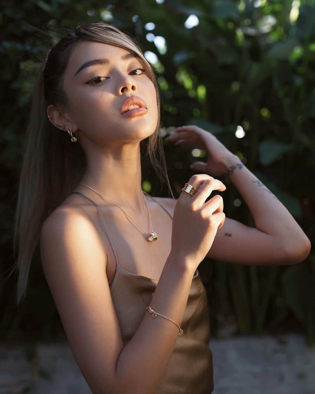 リリーマイマックのインスタグラム：「Holiday season with @bulgari ✨ #Bulgari #Bzero1」