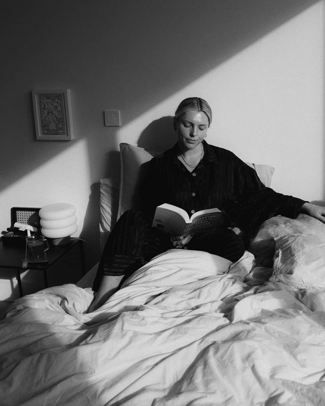 Estée Lalondeのインスタグラム：「Reading in bed 🤍  Photo by @rebecca.munroe」