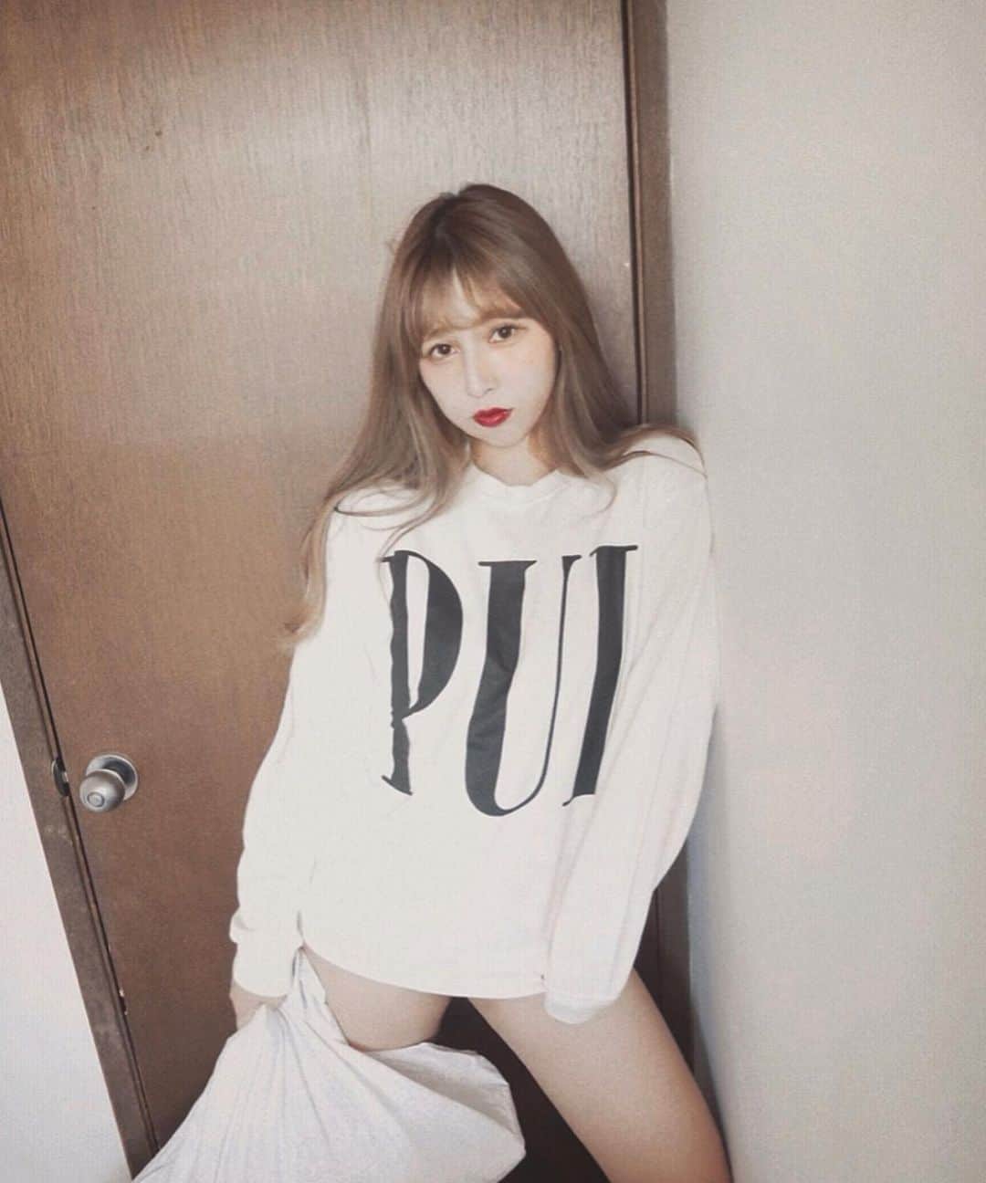 puinpiのインスタグラム：「PHOTO ： 一眼レフのデータを整理してたら なつかしくなった日。 ： これ多分2年くらい前かな？ ： ： このスウェット作る時、 それまでPUIってロゴをつかった服を作ってこなかったので、 ： ： デザイン含め、色んなことに悩んでしまい… ： ： 作る事を決めたときには、もぅ 頭の中パンパンで、 ： かわいすぎなくて、レトロさがあって〜と、 ： グラフィック作る時になかなかの わがまま炸裂させた記憶…笑、、 ： ： できあがりをみて…すごくタイプで、キャーキャー言ってベッドで飛び跳ねて。 ： ： ほんと嬉しかったなぁ。 ： ： そんな思い出😌 ： ： 何かを作ってる時、スッと出て決まる時もあれば、悩みに悩み寝れなくなる時もある。 ： でも…頭の中にあるものが徐々に具現化されていって… ： ： できあがりを見たときの高揚感は、いつまで経っても慣れない。 ： ： だから作るの好きなんだろなぁ… ： ： ： #PUI#Puishop#スウェット #トレーナー#赤リップ#プイ  （スワイプ何回なおしても同じになるから、もぅあきらめますw）」