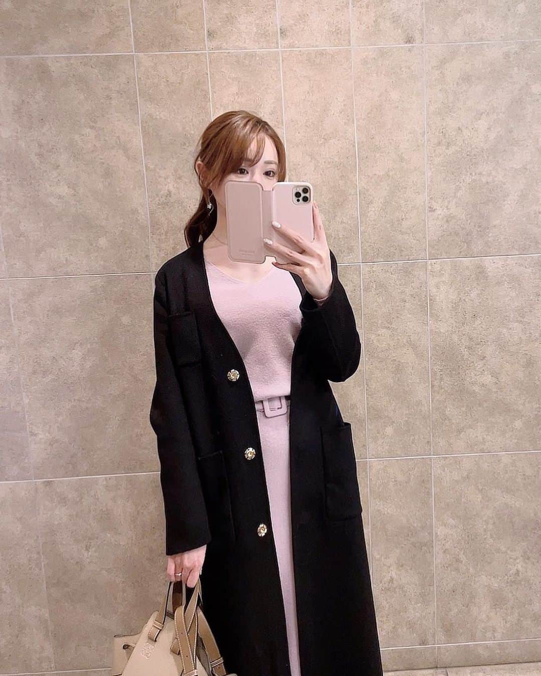 のインスタグラム：「ちょっと前ですが、彼と彼のお姉さんと姪っ子ちゃんとお買い物した日🧸💞💞 日本橋高島屋のケイトスペードで姪っ子ちゃんのお洋服をみんなで買いに行ったよ☺️💗 子供服可愛かった😍♠️  あ、ちなみにちょうど スマホカバーがケイトスペード @katespadejapan です💕  私服は、ノエラのニットワンピに黒のコート💞  ニットワンピース @noela_official  コート @reliveworthmarket_official  バッグ @loewe   足元はお買い物で歩きやすいように 太ヒールのショートブーツでした💓  今日は脱毛と歯医者さんに行って スーパーとお花屋さんに寄って帰宅しました☺️✨ 日常写真はストーリーを見てね💓  #katespadenewyork #katespade #noela #RWM #loewe #お買い物 #高島屋 #ノエラ #ニットワンピース #プチプラ #ロエベ #ケイトスペード #ケイトスペードニューヨーク」
