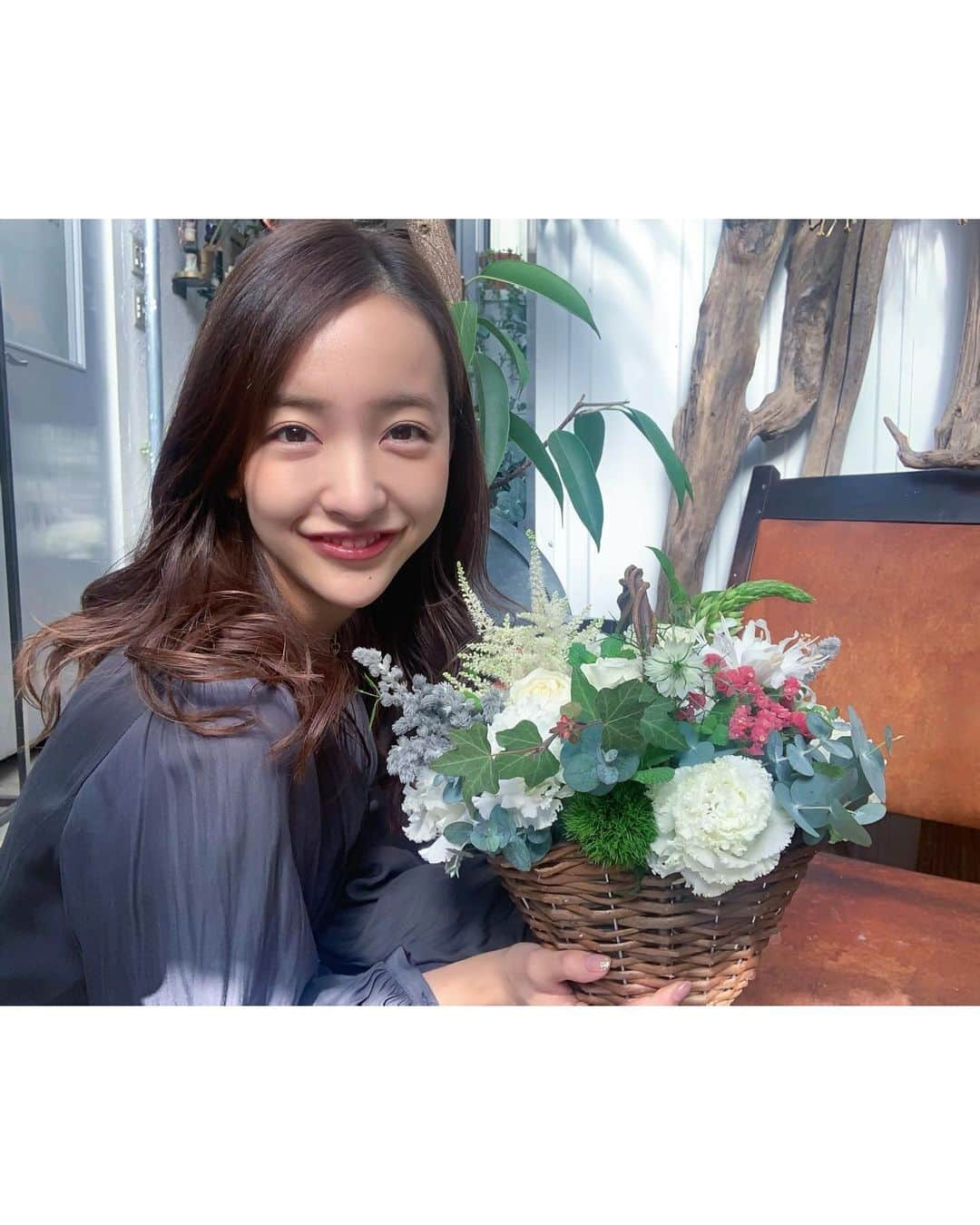 板野友美さんのインスタグラム写真 - (板野友美Instagram)「YouTubeで母に お花のプレゼントしました♪  初めてのフラワーアレンジメント 楽しかったです💐  お花のチカラってやっぱり凄い。  #フラワーアレンジメント  #友chube」11月30日 22時04分 - tomo.i_0703