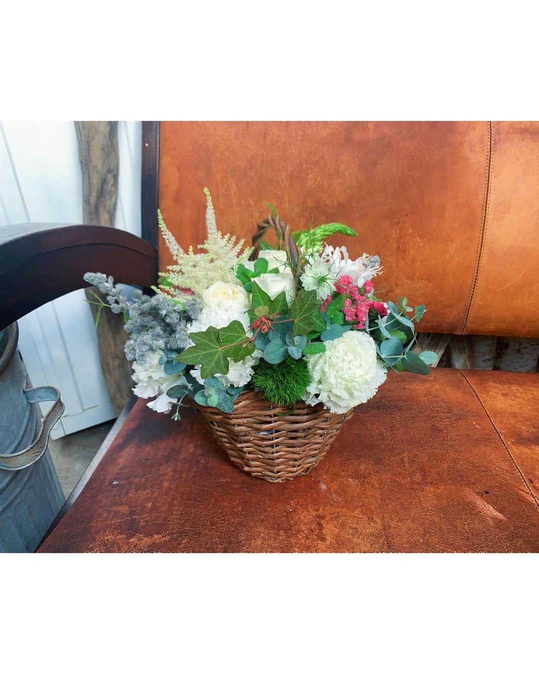 板野友美さんのインスタグラム写真 - (板野友美Instagram)「YouTubeで母に お花のプレゼントしました♪  初めてのフラワーアレンジメント 楽しかったです💐  お花のチカラってやっぱり凄い。  #フラワーアレンジメント  #友chube」11月30日 22時04分 - tomo.i_0703