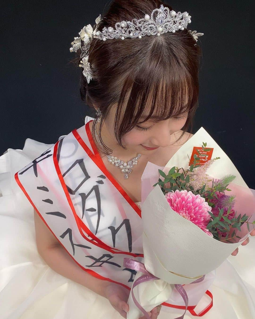 米徳京花のインスタグラム：「💍 今回着用したウェディングドレスは @innocently_weddingdress さんのドレスです！！ 刺繍が沢山入っていて品があり、 後ろのリボンもとっても可愛かったので こちらのドレスを選びました🎗 　 そして、ヘアは @_haruna_sugimura さんに セットして頂きました🤍🩰   とっても可愛くしていただき 本当にありがとうございました！☺️ 　 　 #innocently #innocentlytokyo #イノセントリー #イノセントリー東京 #wedding #weddingdress #ウェディング #ウェディングヘア #ウェディングドレス #アップヘア #ヘアセット #ヘアアレンジ #アップスタイルアレンジ #ヘアスタイル #結婚式ヘアアレンジ #ウェディングドレス選び」